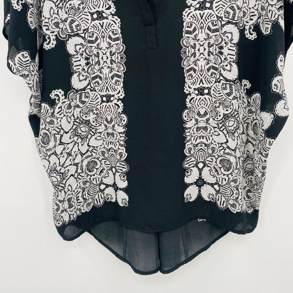 Carmen Marc Valvo Size Medium Black & White Printed V Neck Kimono Style Blouse - Picture 3 of 9